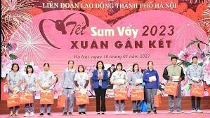 Phó Bí thư Thành ủy Hà Nội Nguyễn Thị Tuyến trao quà Tết cho đại diện công nhân lao động thuộc các doanh nghiệp của thành phố Hà Nội trong chương trình Xuân sum vầy năm 2023.