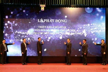Các đại biểu ấn nút phát động triển khai mô hình chuyển đổi số thành phố Hà Nội và phường chuyển đổi số quận Long Biên.
