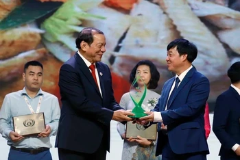 Ông Lê Đại Thăng, Phó Chủ tịch Ủy ban nhân dân thị xã Sơn Tây (Hà Nội) lên nhận giải thưởng sản phẩm du lịch bền vững ASEAN năm 2024.