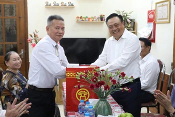 Chủ tịch Ủy ban nhân dân thành phố Hà Nội Trần Sỹ Thanh thăm hỏi gia đình người có công tại quận Hà Đông nhân dịp kỷ niệm 76 năm Ngày Thương binh-Liệt sĩ.