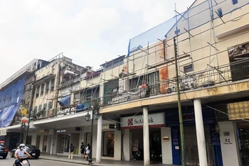 Các đơn vị thi công cải tạo mặt tiền phố Tràng Tiền. (Ảnh: Quang Phong)