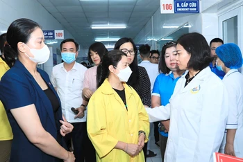 Phó Bí thư Thường trực Thành ủy Hà Nội Nguyễn Thị Tuyến thăm hỏi các nạn nhân trong vụ cháy nhà trọ tại phố Trung Kính đang điều trị tại Bệnh viện Giao thông vận tải. (Ảnh: QUANG THÁI)