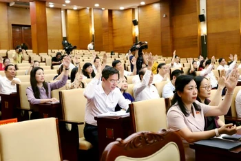 Các đại biểu biểu quyết miễn nhiệm chức vụ Phó Chủ tịch Ủy ban nhân dân tỉnh Phú Thọ đối với ông Hồ Đại Dũng.