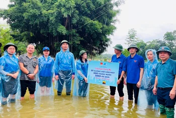 Thành Đoàn Hà Nội, Hội Liên hiệp Thanh niên thành phố Hà Nội trao quà là xuồng máy, nước uống, áo mưa... cho Đoàn Thanh niên huyện Chương Mỹ hỗ trợ người dân vùng lũ.