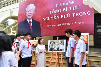  Cô và trò lớp 9A9 Trường trung học cơ sở Ngô Sĩ Liên (quận Hoàn Kiếm, Hà Nội) tổ chức một tiết học ngoại khóa tại Triển lãm ảnh “Tổng Bí thư Nguyễn Phú Trọng” để tìm hiểu về cuộc đời, sự nghiệp của người lãnh đạo có tâm, có tầm của Đảng.