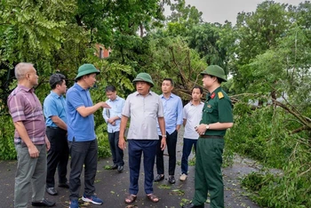 Chủ tịch Ủy ban nhân dân thành phố Hà Nội Trần Sỹ Thanh thị sát công tác khắc phục hậu quả cơn bão số 3 trên địa bàn quận Hoàn Kiếm.