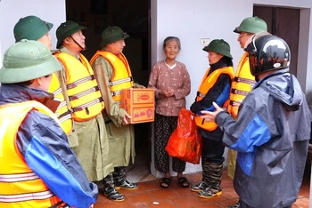 Lãnh đạo huyện Thanh Oai tặng quà cho hộ gia đình khó khăn.