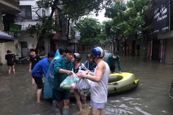 Các lực lượng chức năng phường Phúc Xá (quận Ba Đình, Hà Nội) giúp người dân di chuyển đến nơi an toàn.