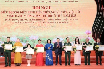 Lãnh đạo thành phố Hà Nội khen thưởng các gương người tốt, việc tốt tiêu biểu năm 2023. (Ảnh: Viết Thành)