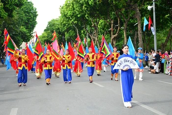 Người dân Hà Nội tham gia các khối diễu hành bên hồ Hoàn Kiếm.