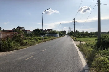 Đường liên xã ở huyện Thường Tín được nhựa, bê tông hóa giúp người dân đi lại thuận tiện hơn.