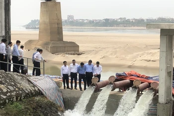 Đoàn công tác Bộ Nông nghiệp và Phát triển nông thôn kiểm tra công tác lấy nước đợt 2 trên địa bàn Hà Nội.