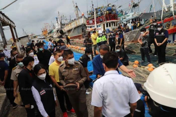 Nhà chức trách Thái Lan kiểm tra các tàu cá ở tỉnh Samut Prakan. (Ảnh: Bưu điện Bangkok)