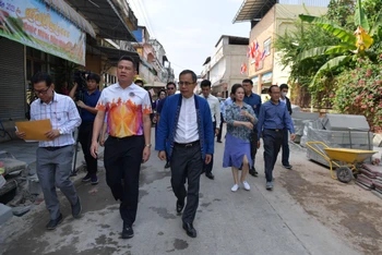 Đại sứ Phan Chí Thành và Thị trưởng Udon Thani thăm công trường cải tạo, sửa chữa Phố Việt Nam.