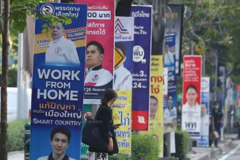 Các biển quảng cáo bầu cử của các đảng phái treo trên đường phố Bangkok. (Ảnh: Bưu điện Bangkok)
