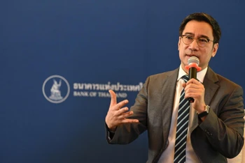 Thống đốc Ngân hàng Trung ương Thái Lan Sethaput Suthiwartnarueput. (Ảnh: Bưu điện Bangkok)