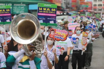 Một cuộc diễu hành được tổ chức tại tỉnh Samut Prakan để nâng cao nhận thức người dân về cuộc tổng tuyển cử. (Ảnh: Bưu điện Bangkok)