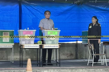 Thủ tướng Thái Lan Prayut Chan-o-cha bỏ phiếu tại Đơn vị bầu cử số 6, quận Phayathai, Bangkok.