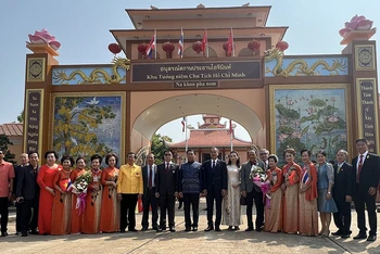 Đại sứ Phan Chí Thành, Tỉnh trưởng Nakhon Phanom cùng bà con kiều bào trước Khu tưởng niệm Chủ tịch Hồ Chí Minh ở Nakon Phanom.