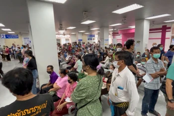 Bệnh nhân chờ khám bệnh tại Bệnh viện công Khon Kaen, tỉnh Khon Kaen. (Ảnh: Bưu điện Bangkok)