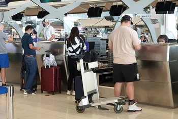 Du khách quốc tế làm thủ tục tại sân bay Suvarnabhumi, Thái Lan. (Ảnh: NAM ĐÔNG)