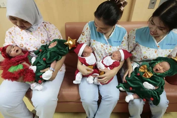Các y tá đang bế trẻ sơ sinh tại một bệnh viện ở thủ đô Bangkok, Thái Lan. (Ảnh: Bưu điện Bangkok)