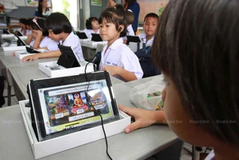 Một học sinh ở tỉnh Chachoengsao đang học cách sử dụng máy tính bảng được cấp trong chương trình của Chính phủ năm 2012. (Ảnh: Bưu điện Bangkok)