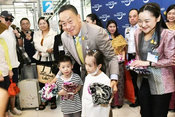 Thủ tướng Thái Lan ra sân bay đón nhóm du khách Trung Quốc thuộc diện miễn thị thực đầu tiên.