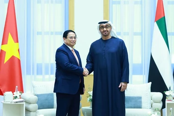 Thủ tướng Chính phủ Phạm Minh Chính và Tổng thống UAE Sheikh Mohammed bin Zayed Al Nahyan. (Ảnh: Dương Giang/TTXVN)