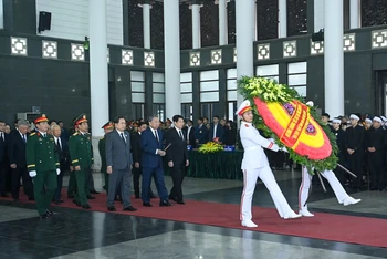 Đoàn Ban Chấp hành Trung ương Đảng do đồng chí Tô Lâm, Tổng Bí thư Ban Chấp hành Trung ương Đảng làm Trưởng đoàn vào viếng đồng chí Đại tướng Nguyễn Quyết.