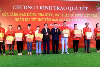 Phó Chủ tịch Quốc hội Nguyễn Khắc Định (đứng giữa, bên phải) tặng quà Tết cho công nhân, lao động Xí nghiệp May Hưng Hà (huyện Hưng Hà, tỉnh Thái Bình).