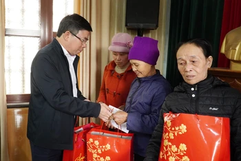 Đồng chí Phạm Văn Tuân, Trưởng Ban Tổ chức Tỉnh ủy Thái Bình trao quà Tết cho hộ khó khăn xã Nam Trung (huyện Tiền Hải).