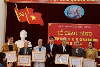 Trao Huy hiệu Đảng từ 30 năm đến 60 năm tuổi Đảng cho các đảng viên thuộc Đảng bộ phường Tiền Phong, thành phố Thái Bình (tỉnh Thái Bình).