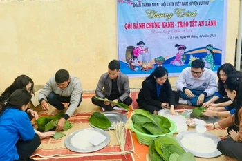Gần 400 chiếc bánh chưng được cán bộ, đoàn viên, thanh niên tỉnh Thái Bình trực tiếp làm trao cho các đối tượng chính sách trên địa bàn.