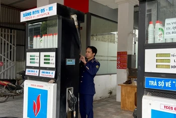 Lực lượng Quản lý thị trường tỉnh Thái Bình phát hiện vi phạm trong hoạt động kinh doanh xăng dầu thuộc Công ty Loan Nghĩa (huyện Tiền Hải, tỉnh Thái Bình).