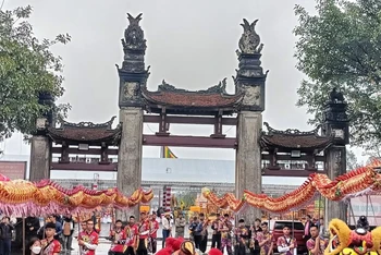 Hàng nghìn khách thập phương đã đến dự các nghi thức truyền thống trong ngày đầu khai hội đền Trần Thái Bình sáng 3/2.