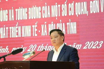 Chủ tịch UBND tỉnh Thái Bình Nguyễn Khắc Thận phát biểu tại buổi gặp gỡ, trao đổi với hơn 70 đại biểu công tác tại một số sở, ngành cấp tỉnh, cấp huyện thường xuyên tiếp xúc với người dân và doanh nghiệp.