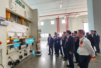 Các đại biểu thăm quan giai đoạn 1 của dự án Nhà máy sản xuất linh kiện điện tử do Công ty TNHH Lotes Việt Nam đầu tư.