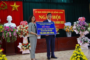 Lãnh đạo Ủy ban Mặt trận Tổ quốc Việt Nam tỉnh Thái Bình (bên trái) tặng 700 triệu đồng xây nhà Đại đoàn kết cho hộ nghèo khu vực biên giới biển tỉnh Thái Bình.