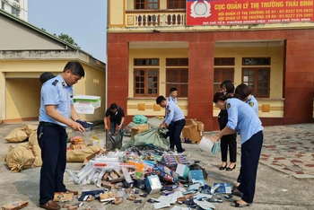 Cục Quản lý thị trường tỉnh Thái Bình tiến hành tiêu hủy hơn 3.600 sản phẩm hàng hóa vi phạm hành chính.