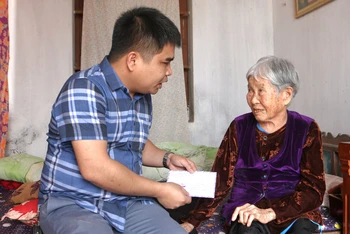 Đại diện Báo Lao động trao quà cho cụ Bùi Thị Mùi (93 tuổi), mẹ liệt sĩ Trần Văn Phòng (xã Minh Tân, huyện Kiến Xương, tỉnh Thái Bình).
