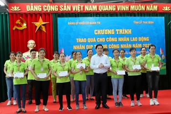 Đồng chí Nguyễn Văn Thể, Ủy viên Trung ương Đảng, Bí thư Đảng ủy Khối các cơ quan Trung ương tặng quà cho công nhân Nhà máy 6, Công ty Tân Đệ.