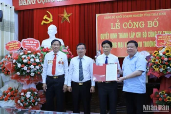 Lãnh đạo Đảng ủy Khối Doanh nghiệp tỉnh Thái Bình trao quyết định thành lập Chi bộ Công ty Trách nhiệm hữu hạn Thương mại và Dịch vụ Trường Hưng.