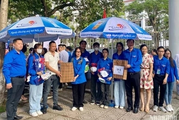 Tỉnh đoàn Thái Bình tặng quà cho tình nguyện viên tại điểm thi trường Trung học phổ thông Nguyễn Đức Cảnh (thành phố Thái Bình).