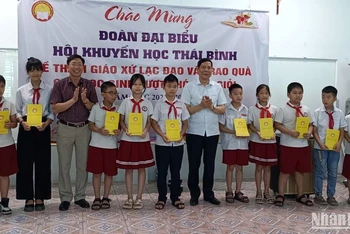 Hội Khuyến học tỉnh Thái Bình trao quà tặng các em học giỏi vượt khó tại Giáo xứ Lạc Đạo (thành phố Thái Bình). 