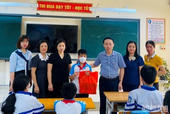 Hội Liên hiệp Phụ nữ thành phố Thái Bình (tỉnh Thái Bình) cùng lãnh đạo Phòng Giáo dục và Đào tạo nhận đỡ đầu cháu Đặng Phúc, lớp 6A3 Trường THCS Trần Phú (thành phố Thái Bình).