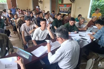 Lần đầu tiên, chính quyền huyện Vũ Thư, tỉnh Thái Bình triển khai cấp Giấy chứng nhận quyền sử dụng đất lần đầu ngay tại địa bàn cơ sở.
