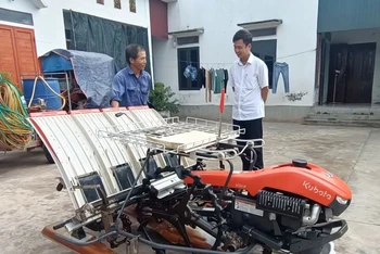 Nông dân mua máy cấy phục vụ sản xuất trong thời điểm hiện nay sẽ được tỉnh Thái Bình hỗ trợ 50% kinh phí.