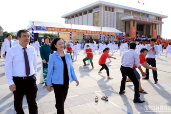 Đồng chí Trương Thị Mai, Thường trực Ban Bí thư đến dự các hoạt động văn hóa, thể thao của người dân địa phương thuộc thị trấn Diêm Điền (huyện Thái Thụy, tỉnh Thái Bình).