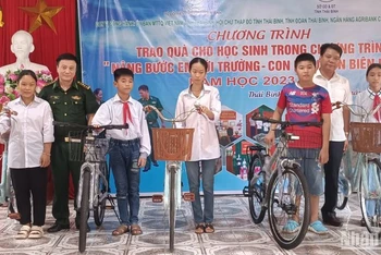 Bộ Chỉ huy Bộ đội Biên phòng cùng Sở Giáo dục và Đào tạo tỉnh Thái Bình trao xe đạp cho học sinh khó khăn khu vực đồn cửa khẩu Diêm Điền quản lý.